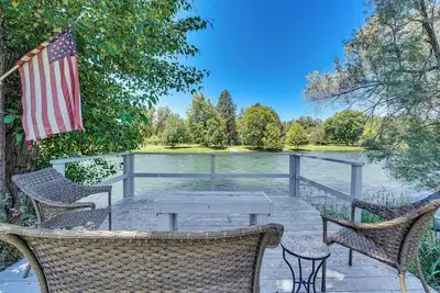 Image de Waterfront Shady Cove Home w/ Fishing Deck!