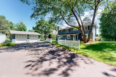 Image de Gorgeous lakefront home with dock, sandy beach area, fireplace, huge deck & Wifi