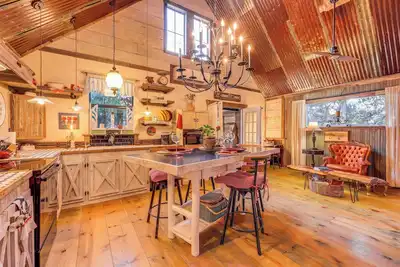Image de Pet-Friendly Wimberley Cabin w/ Fire Pit & Hot Tub