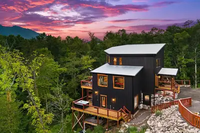 Image de New Canopy Crest Cabin~Indoor Pool~Hot Tub~Game Room