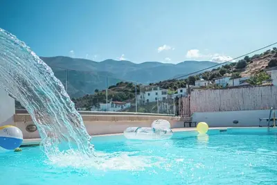 Appartement 'Papoura' avec vue sur les montagnes, Wi-Fi et climatisation