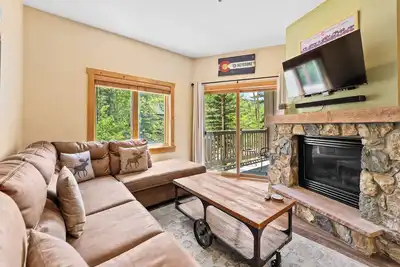 Image de Expedition Station lodge at River Run Village, steps to gondola, pool, and gym\n\n