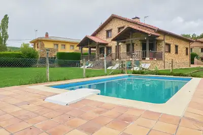 Image de Maison de campagne 'Casa Lara Ii' avec vue sur les montagnes, piscine partagée et terrasse privée