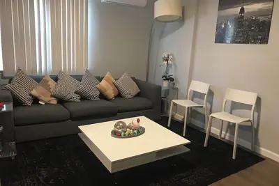 Image de 30 mins to Times square, Beautiful spacious apt in Queens