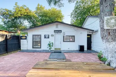 Image de Downtown San Antonio Timber Loft, 2 bedroom, Ac, WiFi, Private Parking!