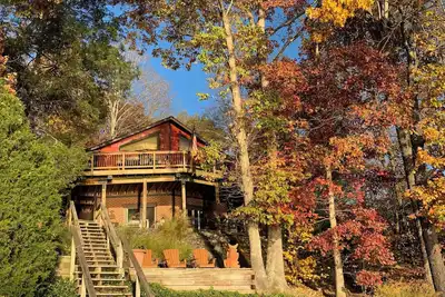 Image de \"No Wake Zone\" with large dock, covered slip, and diving platform.