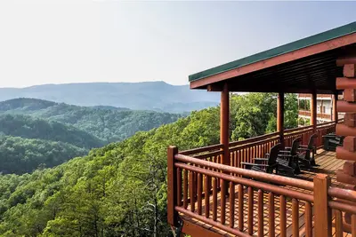 Image de Fabulous Mountain views, 4-bedroom cabin, Indoor Heated Pool, Hot Tub, Media Room