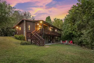 Image de Cozy cabin with hot tub, gas grill, W/D, fire pit and free attraction tickets