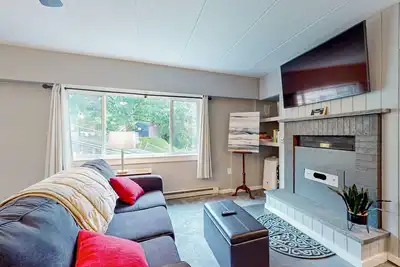 Image de Cozy ski condo near bus to slopes with free WiFi & full kitchen