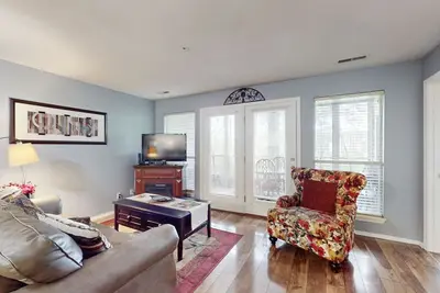 Image de Spacious condo on the green with screened patio, pool access and w/d