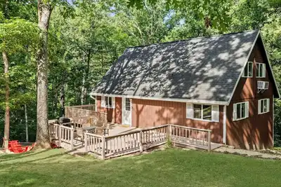 Image de Hot Tub Chalet-Fire Pit, Grill, Stream & Big Yard