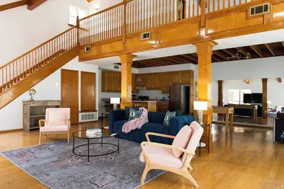 Image de Chic Mid-Century City Retreat Minutes from At&T Stadium