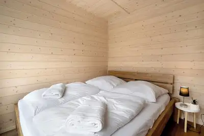 Image de Tiny House “André” avec vue sur le lac depuis la terrasse, sauna, accès au lac