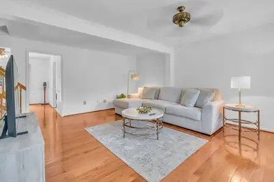 Image de Cozy 4-bedroom townhome in lovely Fairfax with Ac, WiFi