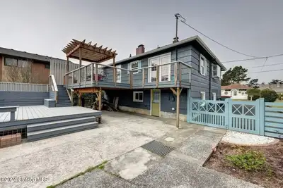 Pet friendly 3 Bedroom Cottage - 5 blocks to beach access