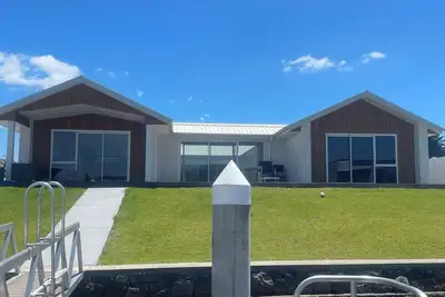 Image de Brand new canal-front holiday home, stunning water views, private boat ramp.