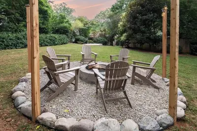 Image de Midwood Hideaway - Hot Tub + FirePit + Peloton + Putting Green + DiscGolf