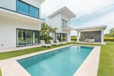 Image de Luxury 5br Villa w/ Pool, Bbq & Maid in Caleton