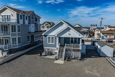 Image de Welcome to your dream vacation rental in Avalon Manor! This charming Bayfront property is the.