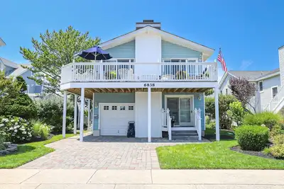 Image de Discover serenity by the sea. Whether it''s a leisurely beach stroll or a tranquil wander along the.