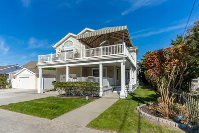 Image de Welcome to your dream coastal living oasis in Avalon! This stunning 5-bedroom, 4. 5-bathroom.