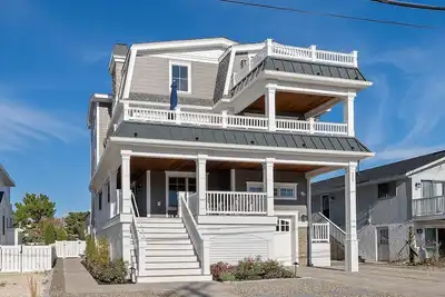 Image de Single family home in the North End of Avalon with a Pool!