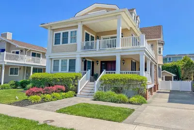 Image de Beachblock home with an elevator & heated pool just third from the beach!