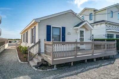 Image de Welcome to your seasonal retreat in Avalon Manor! This Bayfront home is the perfect getaway for you.