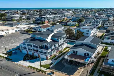 Image de Brand New beautiful, oversized 5 bedroom, 5 full bathroom and 2 powder room town home within.