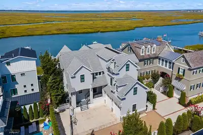 Image de One of a kind Bay-Front home in Avalon''s sought after south end with 8 bedrooms and 7 baths.