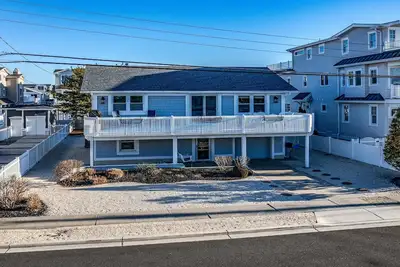 Image de Enjoy this adorable Avalon upside down home, with 4 bedrooms\/ 1 Full bath and 2 half baths. Just a.