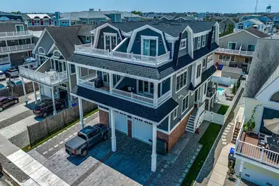 Image de Welcome to your dream townhome, boasting brand new amenities and a refreshing pool!