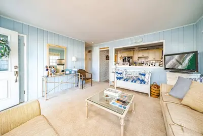 Image de Classic Brick Cottage, large family room & yard