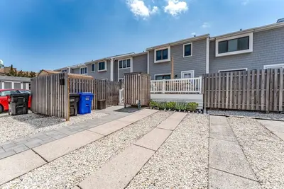 Image de Updated townhouse with generous living space, ideally situated in Avalon''s quiet, family-friendly.