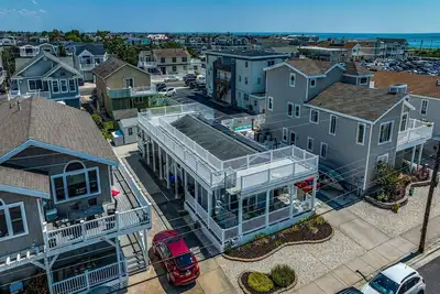 Image de Adorable 3 bedroom 1. 5 bath home in the Perfect location of Avalon with beach & ocean views!