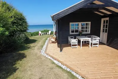 Image de Here you live almost \"on the beach\" in a uniquely situated family holiday home.