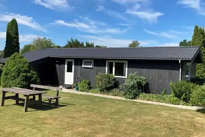 A holiday in wonderful Hornbæk? Here is a lovely, traditional holiday home with a new wooden terrace.