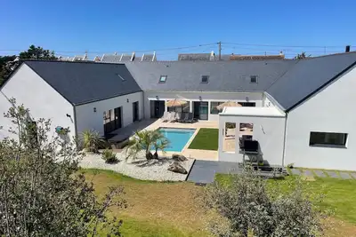 Image de Villa d'Exception avec Piscine, Spa et Salle de Cinéma à 50m de la Plage, Capacité 14 pers.