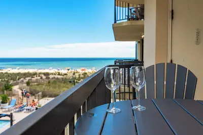 Image de Oceanfront Building With Great Ocean and Bay Views