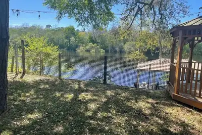 Image de Private River Paradise- Cozy 3-bedroom house in welcoming Bell, Fl-  with WiFi