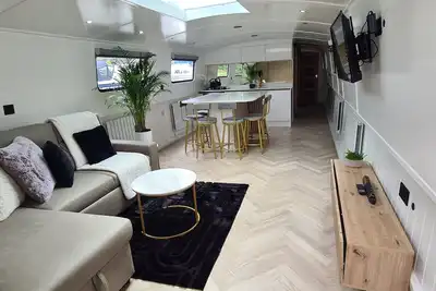 Enjoyable boat  Selena Aqua Retreat with WiFi in charming Liverpool Albert Docks