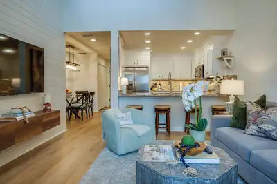 Image de Experience Modern Elegance: Luxurious Tallahassee Condo with Premier Amenities