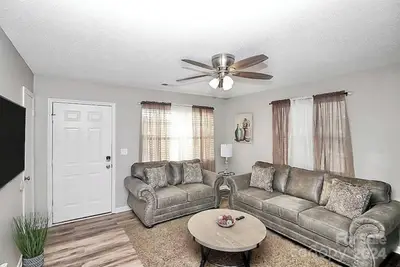 Image de Cozy 3-bedroom villa in the heart of Charlotte! ! Free Wifi & Private Parking