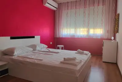 Image de Red Room - Beach and Forest