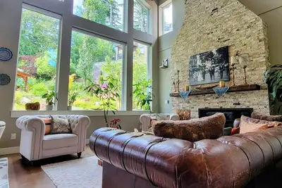 Image de Large Private Home with Backyard - Comfortable for your whole family.