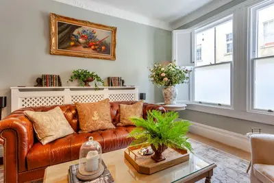 Image de Beautiful newly renovated 2-bedroom apartment over 2 floors with large Garden within a Grade 2 liste