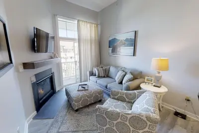 Image de Winter wonderland awaits at this Allegheny 2br! by RedAwning