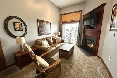 Image de Escape to this stylish 2br Allegheny - room for 8! by RedAwning