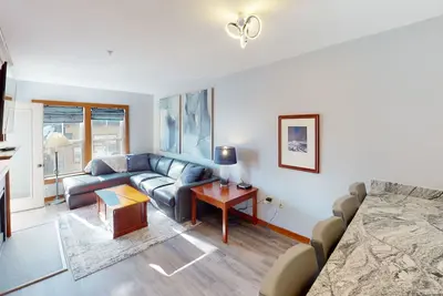 Image de Modern comfort and Village views in this 1br! by RedAwning