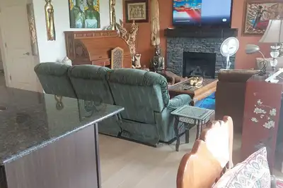 Image de Quiet house and neighborhood well located 25 minutes from Calgary.